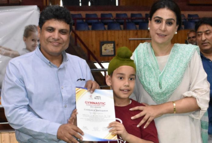 Secretary YSS, Sarmad Hafeez and Secretary JKSC, Nuzhat Gul presenting a certificate to youngster.