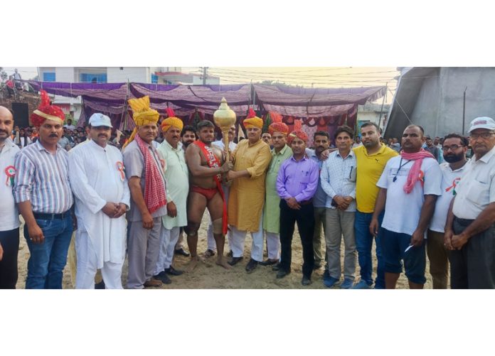 Senior BJP leader Narayan Singh posing along with the winning wrestler.