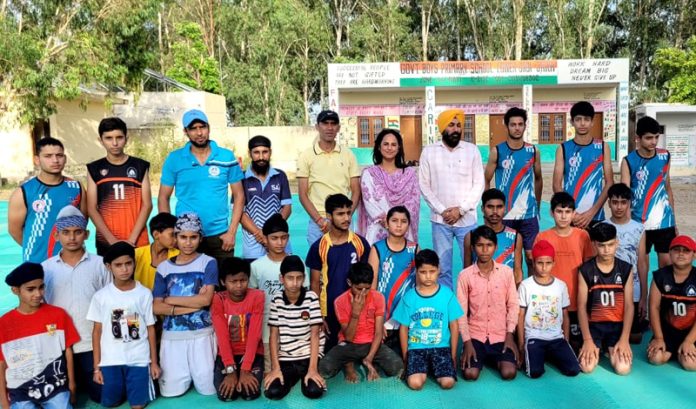 Dignitaries posing along with young Kho-Kho players.