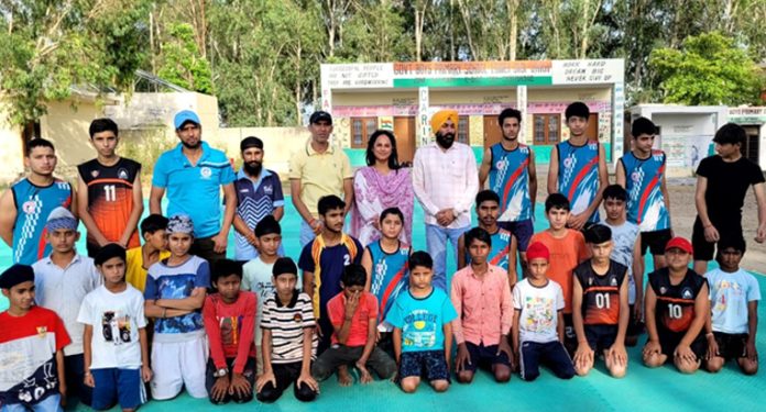 Dignitaries posing along with young Kho-Kho players.