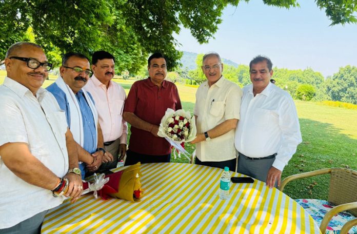 Former Deputy Chief Minister Kavinder Gupta along with trade leaders presenting a bouquet to Union Minister Nitin Gadkari at Srinagar.