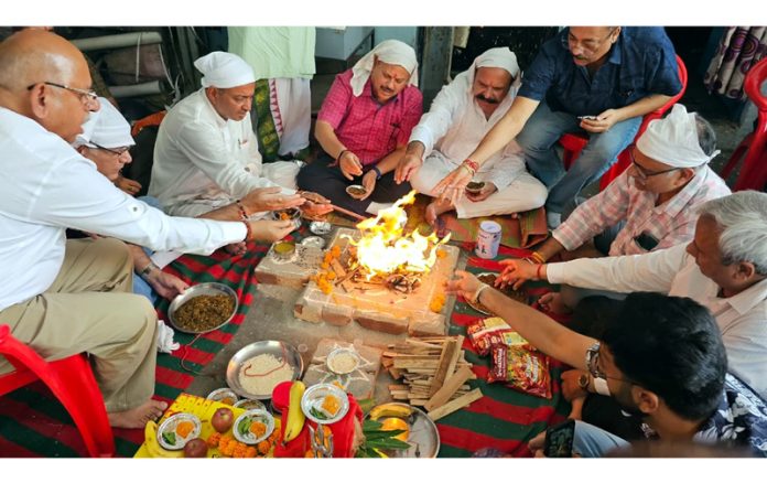 Office bearers of BBCT performing Hawan before dispatching 1st batch of Langar material to Baltal.