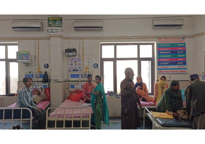 Patients and their attendants suffering due to non-functioning of ACs at Ward in DH Ramban.