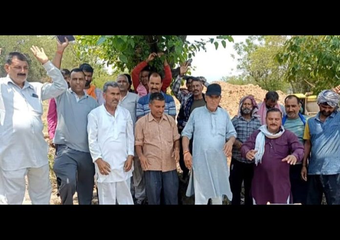 Villagers staging protest against Jal Shakti Deptt at Beripattan in district Rajouri.
