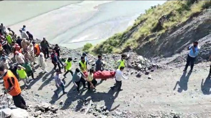 Rescue workers retrieving body of a cop from a gorge in Doda on Monday. —Excelsior/Tilak Raj