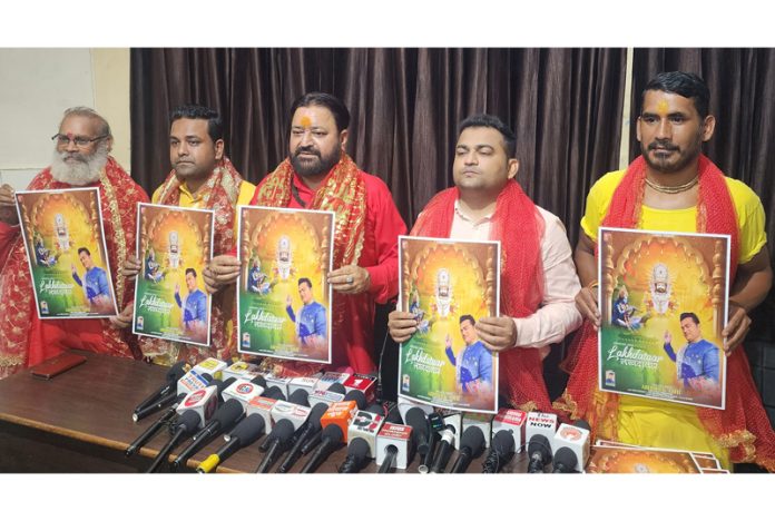 Mahant Rajesh Bittu and others releasing video album of devotional song.