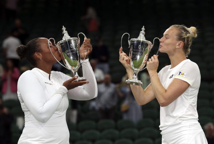 Katerina Siniakova and Taylor Townsend posing with the trophies after winning women's doubles final match. (UNI)