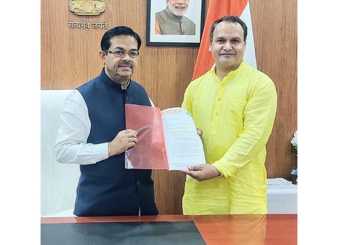 Sunil Prajapati president BJP OBC Morcha handing over a memorandum to Union MoS for Consumer Affairs, Social Justice and Empowerment, B L Verma at New Delhi on Wednesday.