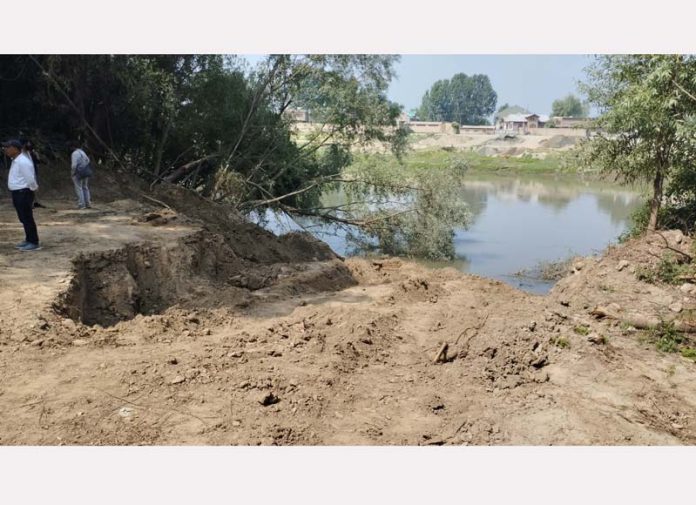 A view of damaged Jhelum embankment in Khankah Bagh area of Pampore. - Excelsior/Younis Khaliq