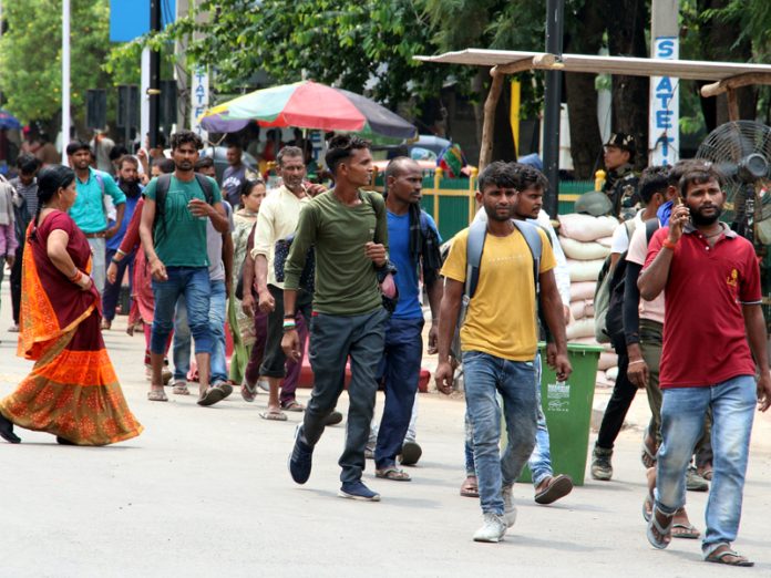 Shri Amarnath Ji yatris heading towards Saraswati Dham near Jammu Railway Station for registration on Wednesday. - Excelsior Rakesh