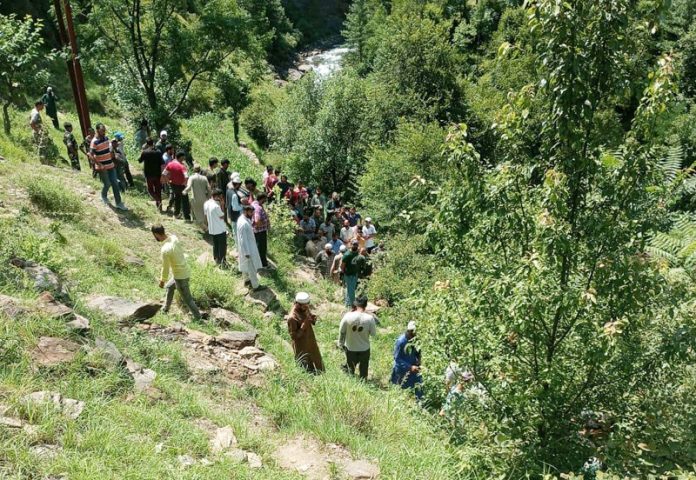 Locals alongwith uniformed personnel rescuing accident victims after a vehicle fell into a gorge in Doda on Saturday. —Excelsior/Rafi Choudhary