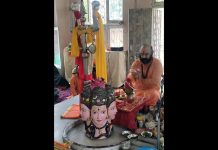 Mahant Deependra Giri Ji performing Pooja at Amreshwar Temple Srinagar on Monday