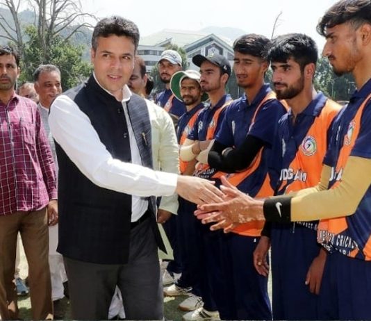 DC Srinagar Dr Bilal Mohi-Ud-Din Bhat interacting with players.