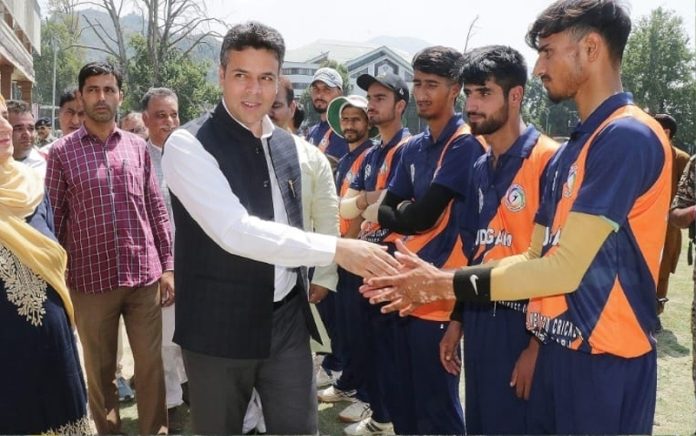DC Srinagar Dr Bilal Mohi-Ud-Din Bhat interacting with players.