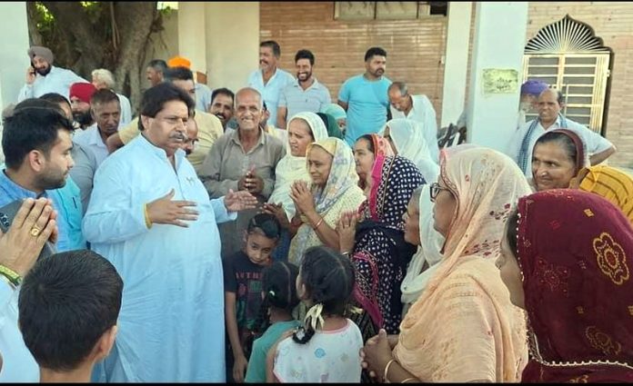 Cong working president, Raman bhalla interacting with people from Jammu South on Wednesday.