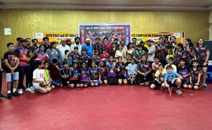 Table Tennis players posing along with medals and dignitaries at Jammu.