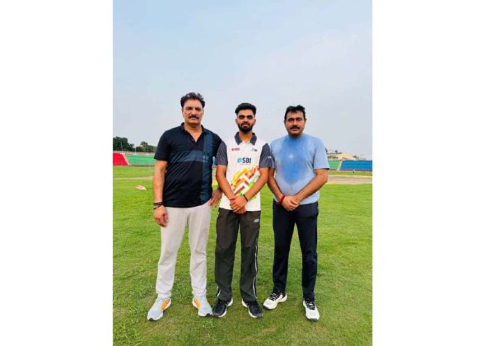 Ridham Sharma posing along with former India Handball Captain, Ranjit Singh and vice president of JKHA, Pravel Kumar at Jammu.