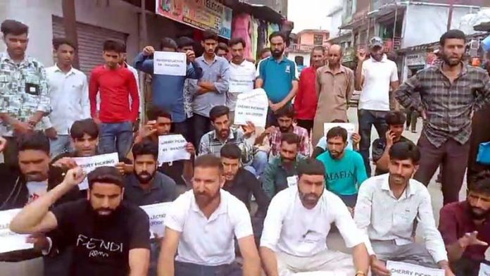 Youth staging protest at Kotranka in Rajouri district on Thursday. -Excelsior/Imran
