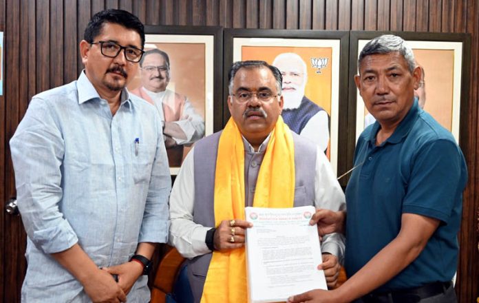 BJP leaders from Ladakh giving a memorandum to BJP national general secretary, Tarun Chugh at New Delhi on Tuesday.