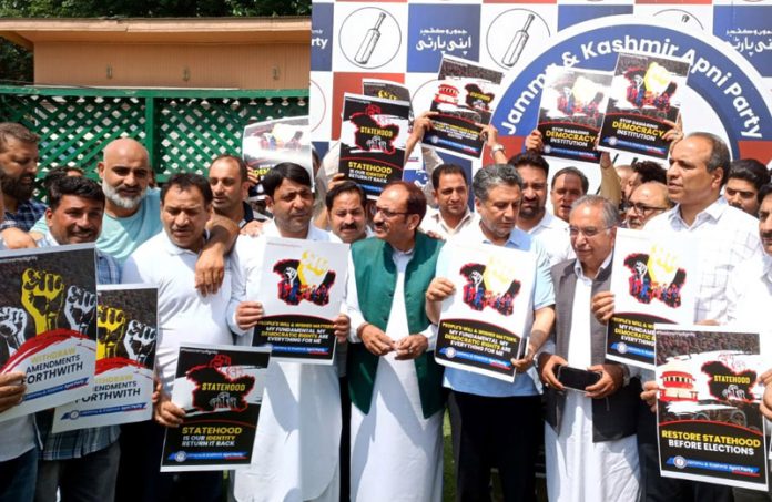 J&K Apni Party leaders and workers during protest in Srinagar on Tuesday. —Excelsior/Shakeel
