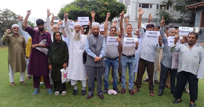 Retired J&K Waqf Board employees during a protest in Srinagar on Monday. — Excelsior/Shakeel