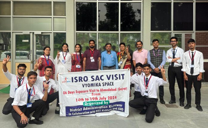 DIET Principal Kishtwar, Prahlad Bhagat and other senior officers with teachers and students who embarked on tour to ISRO.