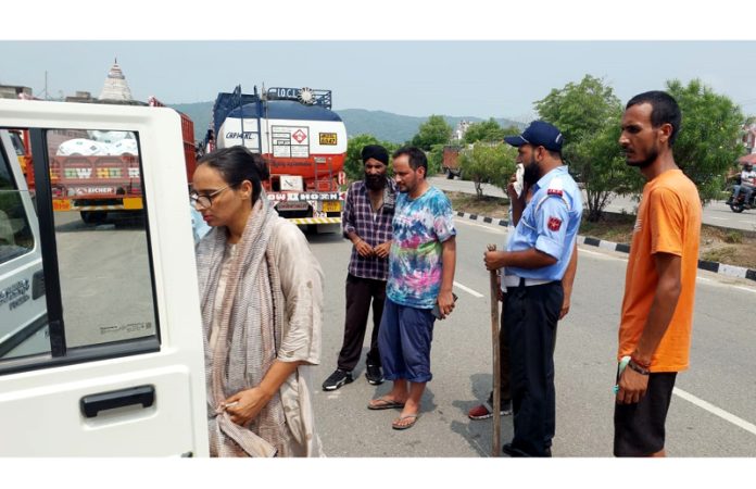 ARTO (Headquarters) Jammu Rehana Tabassam and other officials during a drive against traffic violators on Jammu-Srinagar NH.