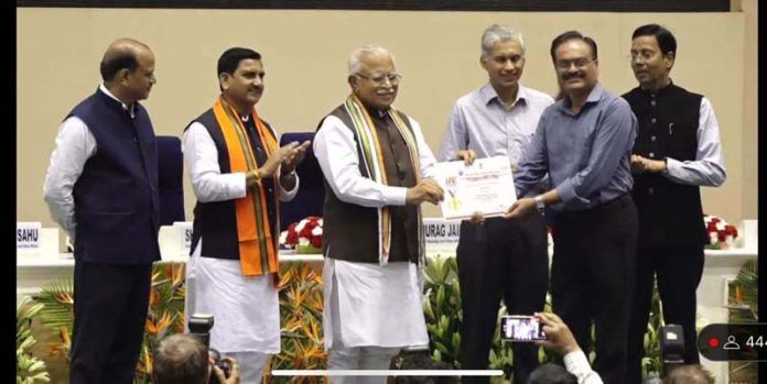 Union Minister of Housing and Urban Affairs, Manohar Lal Khattar presenting “Best Project” award for AIIMS Jammu.