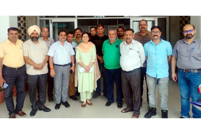 JKGPA delegation members posing with JKSPC ex-officio president Lotika Khajuria and Registrar Surinder Mohan Tickoo.