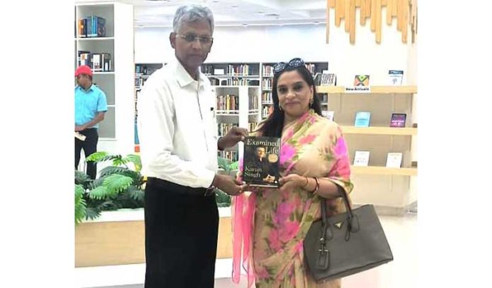 Dr Ritu Singh presenting a book to Prof BS Sahay (Director, IIM Jammu).