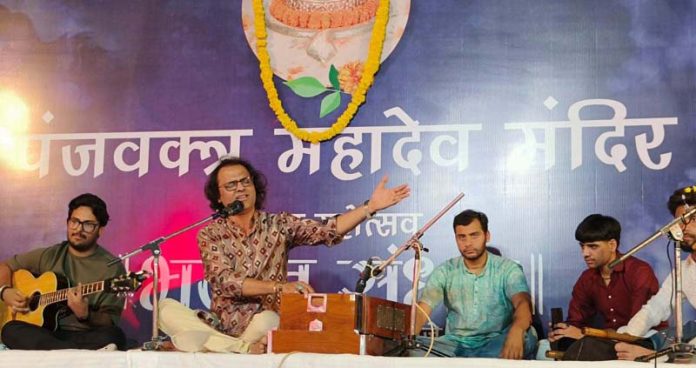 An artist performing in the Sawan Mahotsav-2024 at Panjvaktra Mahadev Mandir in Jammu on Monday.