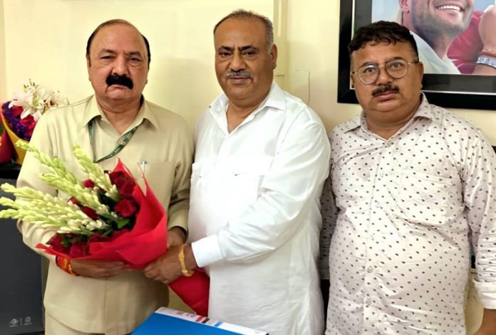 JKPCC treasurer, Rajnish Sharma, felicitating Amethi MP Kishori Lal Sharma in Delhi.