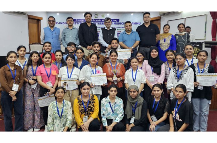 Director CSIR-IIIM and others with participants of Yuva Kaushal Karyashala.