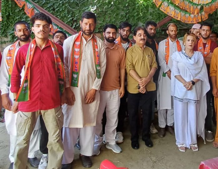 The new entrants who joined BJP posing with party leaders at Srinagar.