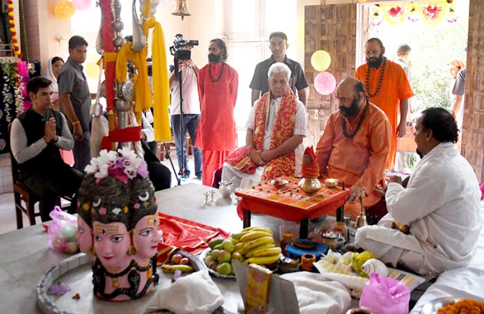 LG Manoj Sinha and Mahant Deependra Giri Ji performing pujan of Chhari Mubarak at Dashnami Akhara, Srinagar on Friday. Another pic on page 6. —Excelsior/Shakeel