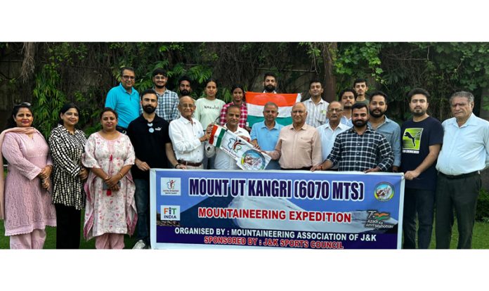 Members of J&K Mountaineering Association posing with the expedition team.