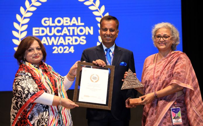 Jodhamal Principal Girish Kumar receiving award from Indrani Bhaduri, CEO and Head of PARAKH - NCERT and educationist Aditi Misra.