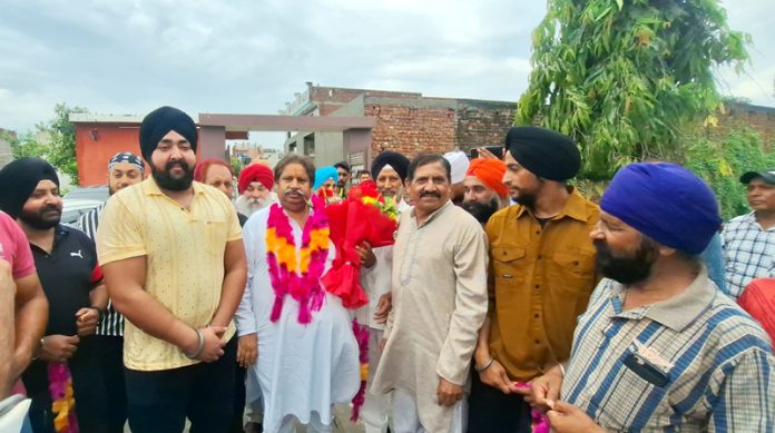 JKPCC Working President Raman Bhalla posing along with Manpreet Singh Samrat at RS Pura.