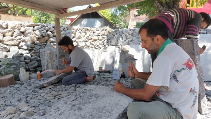 Stone carvers (Sang Taraash) in the Suderkoot area of Bandipora in North Kashmir. —Excelsior/Firdous