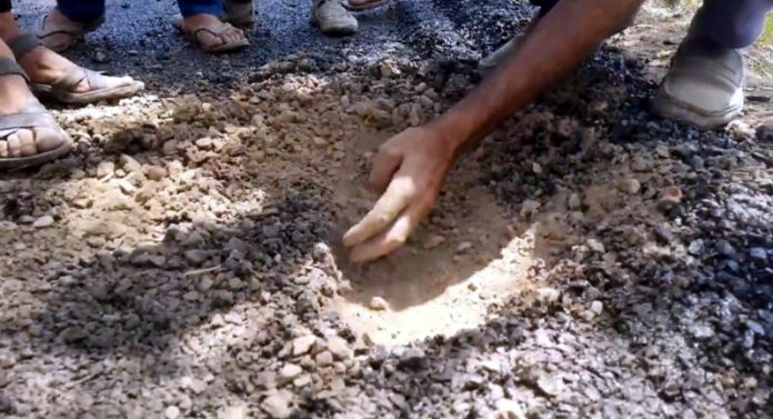 A view of poorly macadamised road in Anderwan area of Kangan in Ganderbal district. —Excelsior/Firdous