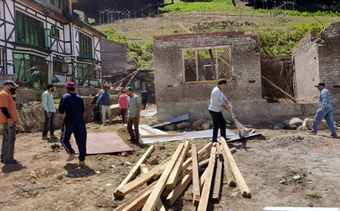 SDA conducts demolition drive in Sonamarg