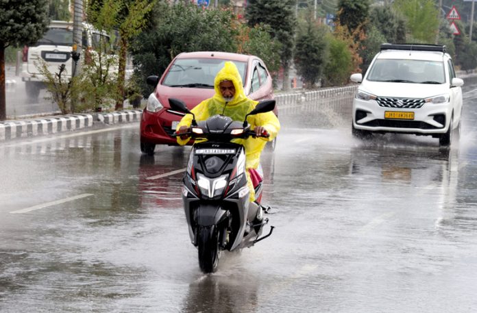 Heavy rains lash Srinagar on Monday. — Excelsior/Shakeel