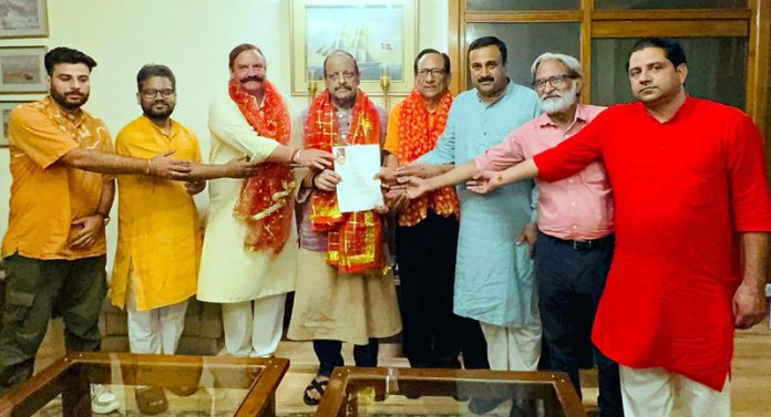 A delegation of Shri Kailakh Jyotish Avim Vedik Sansthan Trust presenting memorandum to Devender Singh Rana.