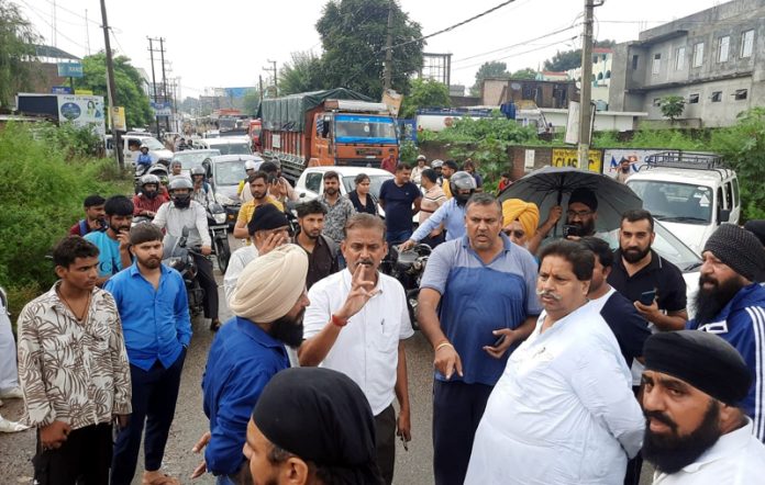 JKPCC working president Raman Bhalla interacting with flood-hit peple of Bandhu Rakh in Jammu South.