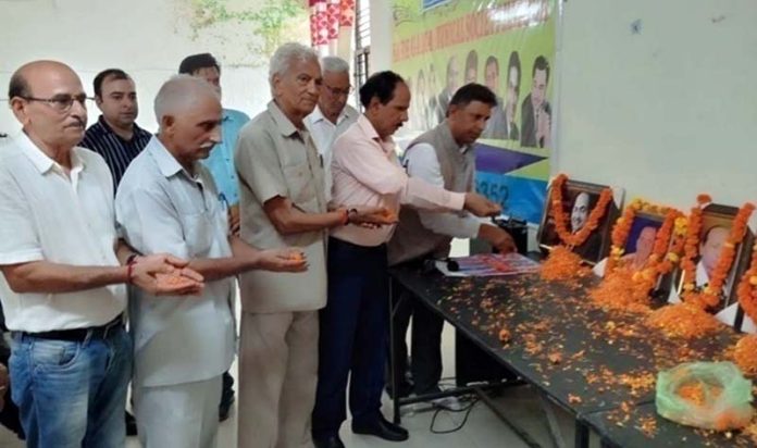 Dignitaries paying tribute to legendary Bollywood singer Mohammad Rafi at Kathua on Friday.