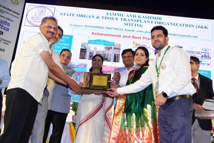 J&K SOTTO Team receiving award from Union MoS for Health and Family Welfare, Anupriya Patel at a function in New Delhi.