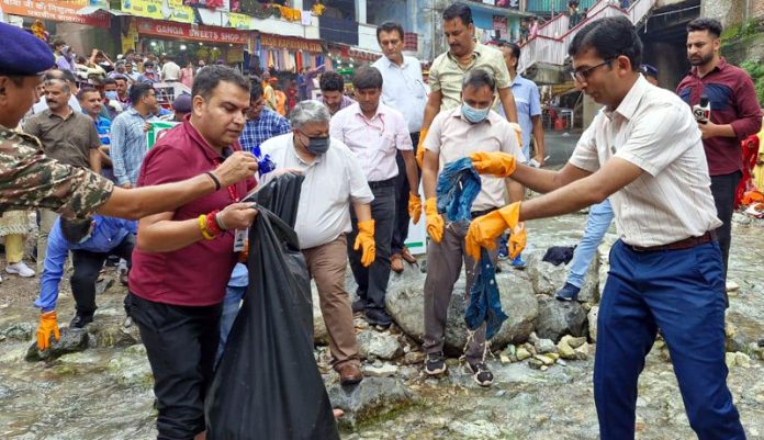 CEO of the Shrine Board and others conducting cleanliness of Banganga rivulet.