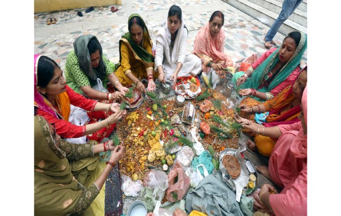 Women performing rituals for the long life of their sons on the occasion of bacch-dua in Jammu. -Excelsior/Rakesh