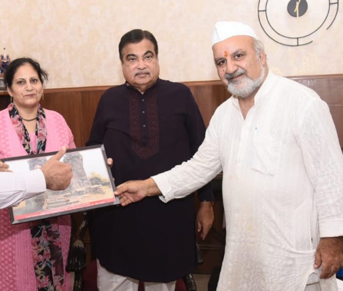 Ravinder Pandita, head of Save Sharda Committee presenting a portrait of Mata Sharda to Union Minister, Nitin Gadkari at New Delhi.