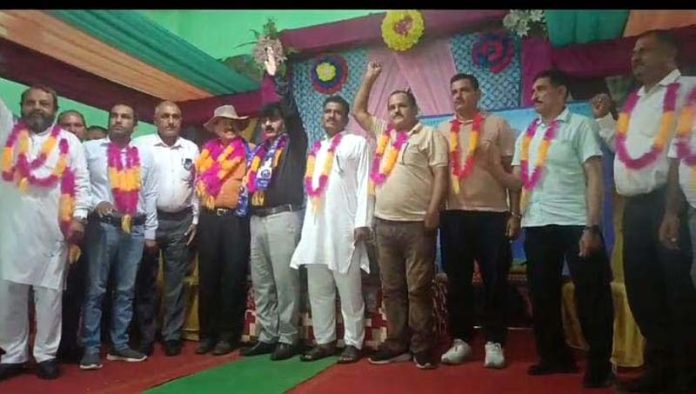 New entrants pose for a photograph with BSP leaders during a function at Hiranagar.